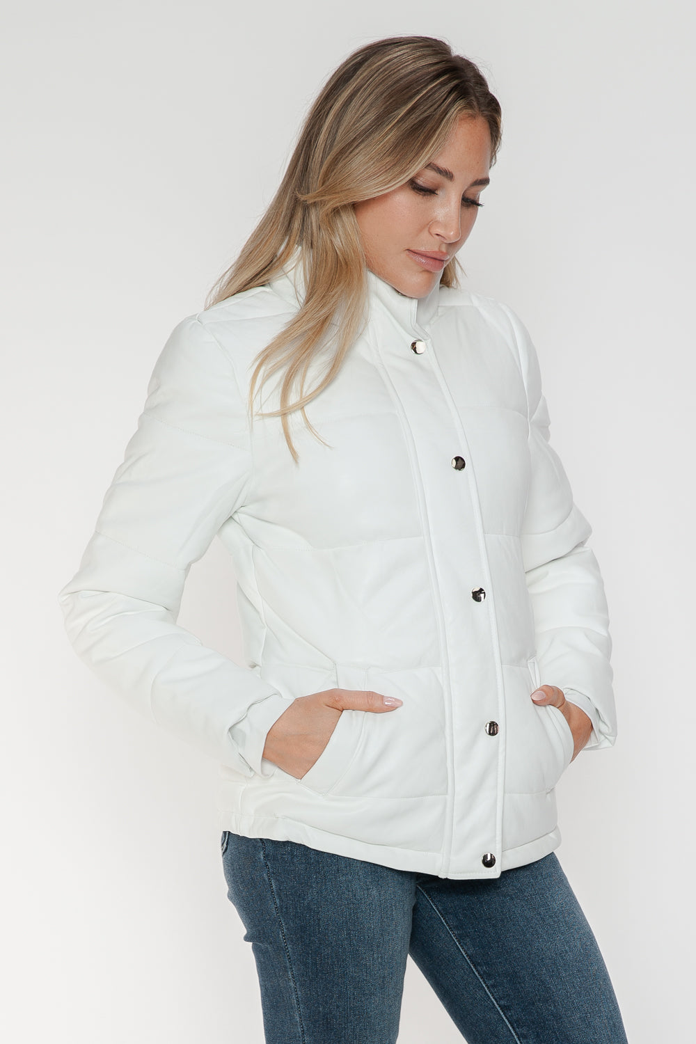 White Velours Éclat Jacket with hands in pockets, side view