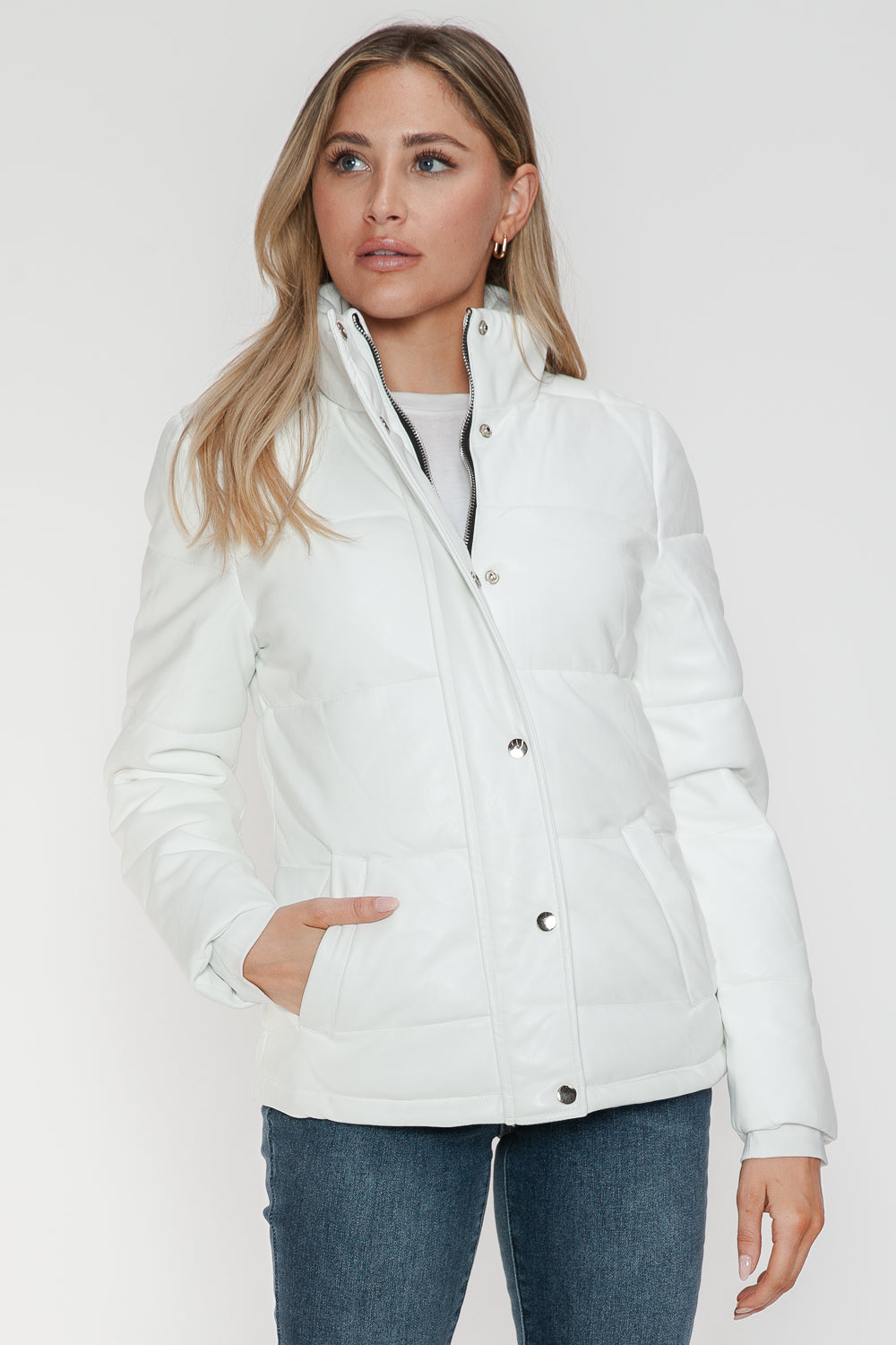 White Velours Éclat Jacket with hands in pockets, side view