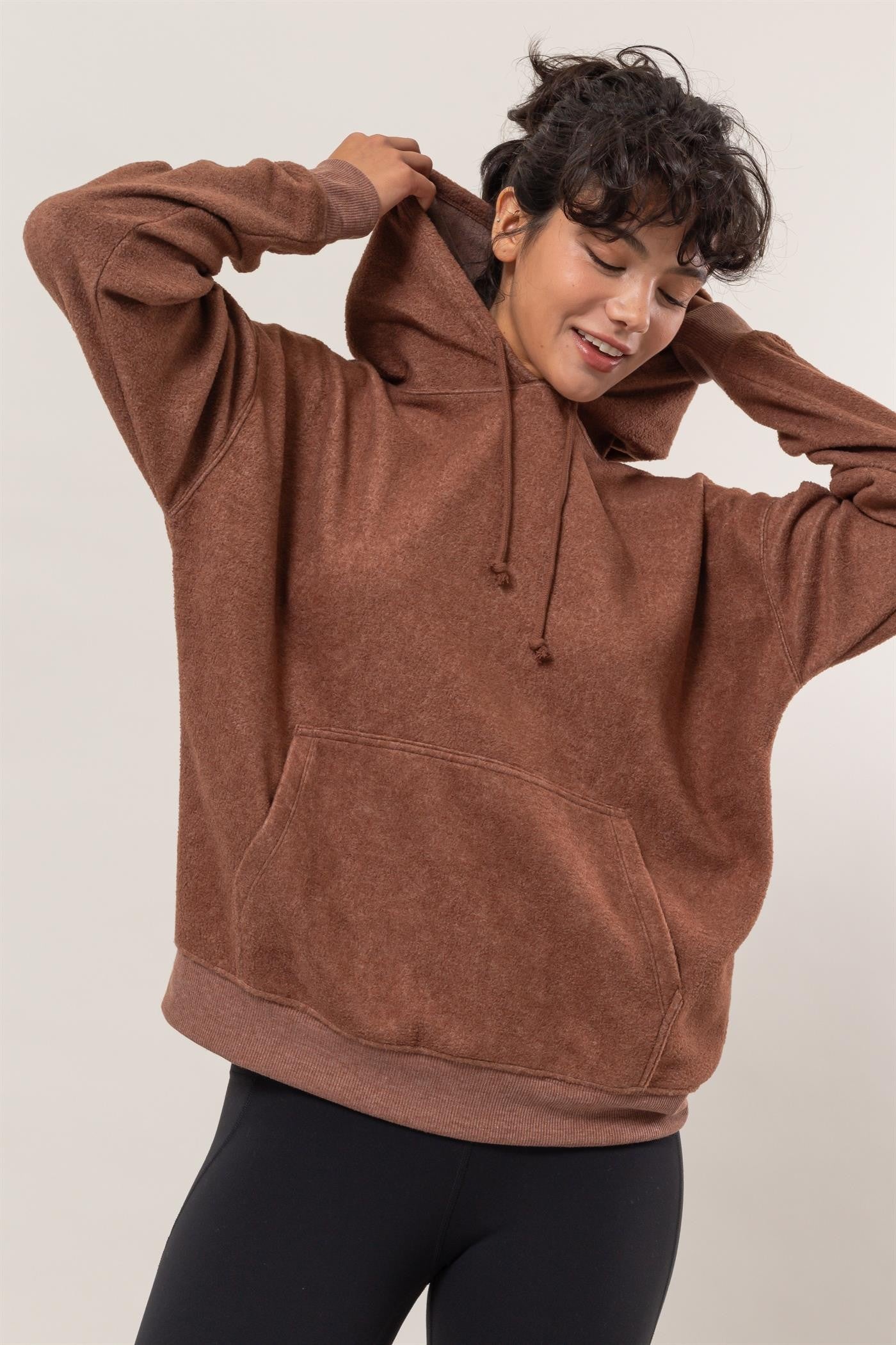 Château Brume Hoodie in chestnut, adjusting hood